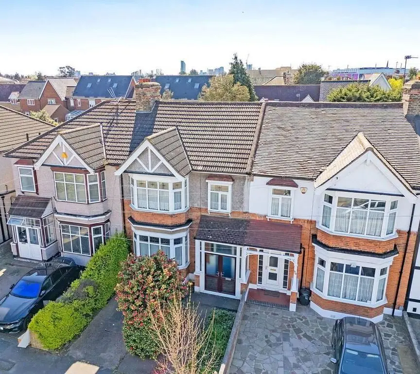 Roofers in Barkingside